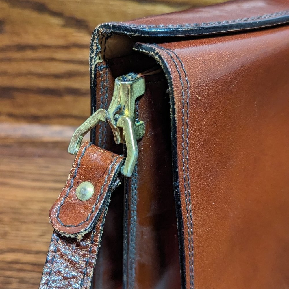 Vintage camel brown leather handbag with buckled shoulder strap and foldover top - Picture 9 of 12